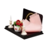 Bild von Tischdekoration mit rosa Decke, Kerzenhalter und Blumenschale