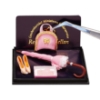 Bild von Damenaccessoires mit Schirm, Handtasche und Handschuhen in Pink