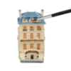 Bild von Puppenhaus mit blauem Dach