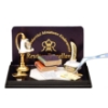 Bild von Schreibtischgarnitur mit Tintenfass, Schreibfeder, Büchern und Lampe - Dekor Irisch