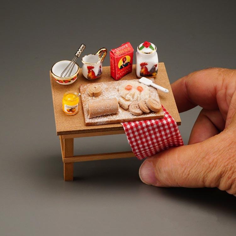 Onlineshop der Reutter Miniaturen GmbH.Working Table with Baking set