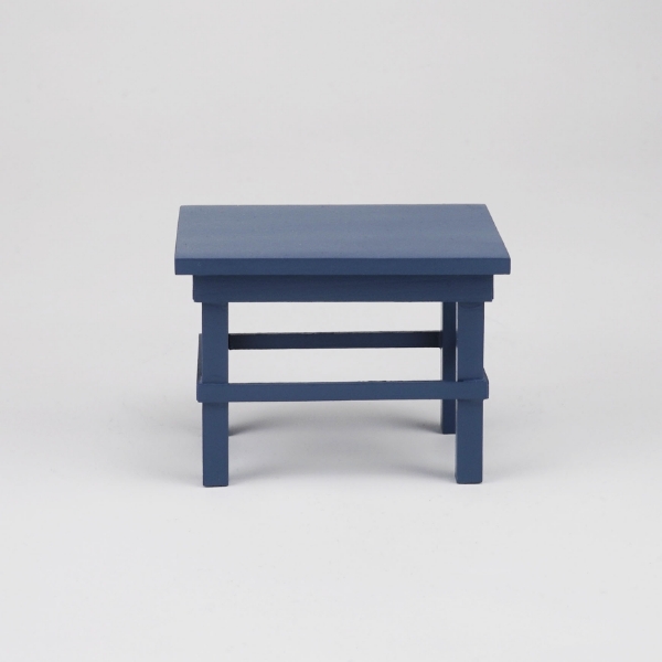 Bild von  Blauer, kleiner Arbeitstisch aus Holz - leer