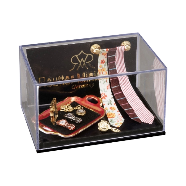 Bild von Krawattenhalter mit 3 Krawatten, Taschen- und Armbanduhr sowie Spiegel und Bürste