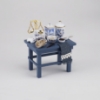 Bild von Blauer, kleiner Arbeitstisch aus Holz - Dekor "Goldzwiebel" - dekoriert mit Porzellan-Waage und Küchenutensilien