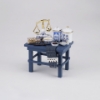 Bild von Blauer, kleiner Arbeitstisch aus Holz - Dekor "Goldzwiebel" - dekoriert mit Porzellan-Waage und Küchenutensilien