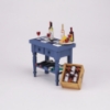 Bild von  Blauer Küchen-Weintisch mit Porzellanfliesen - dekoriert mit Käse und Weinflaschen
