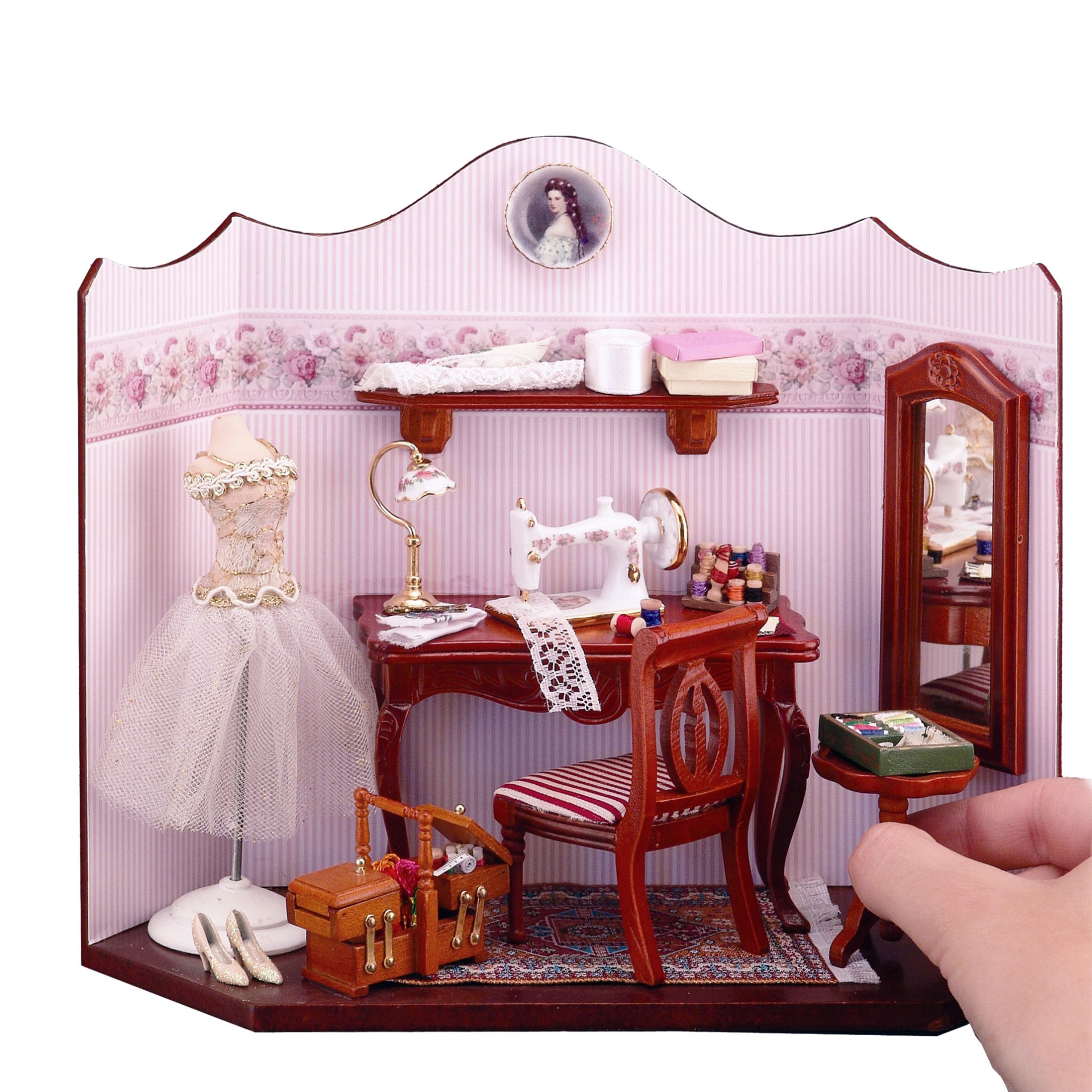 Onlineshop der Reutter Miniaturen GmbH.Wooden Display with pink ...