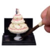 Bild von Hochzeitstorte auf Porzellanplatte mit Fuß
