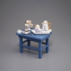 Bild von Blauer, kleiner Holztisch mit Kaffeeservice und Kuchen - Dekor "Goldzwiebel"