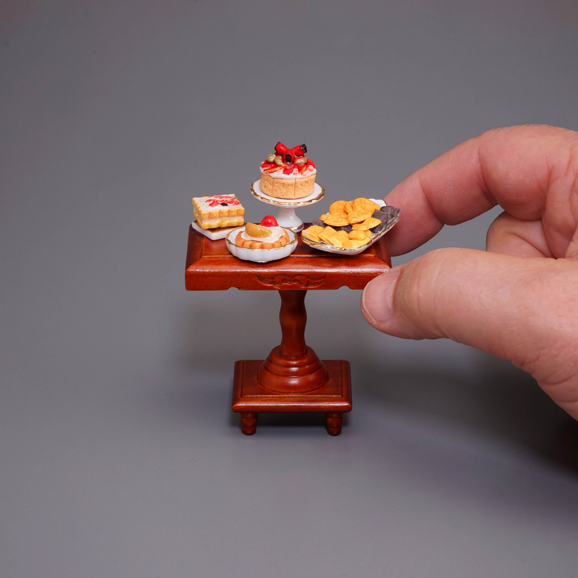Onlineshop der Reutter Miniaturen GmbH.Small Cake Buffet with different ...