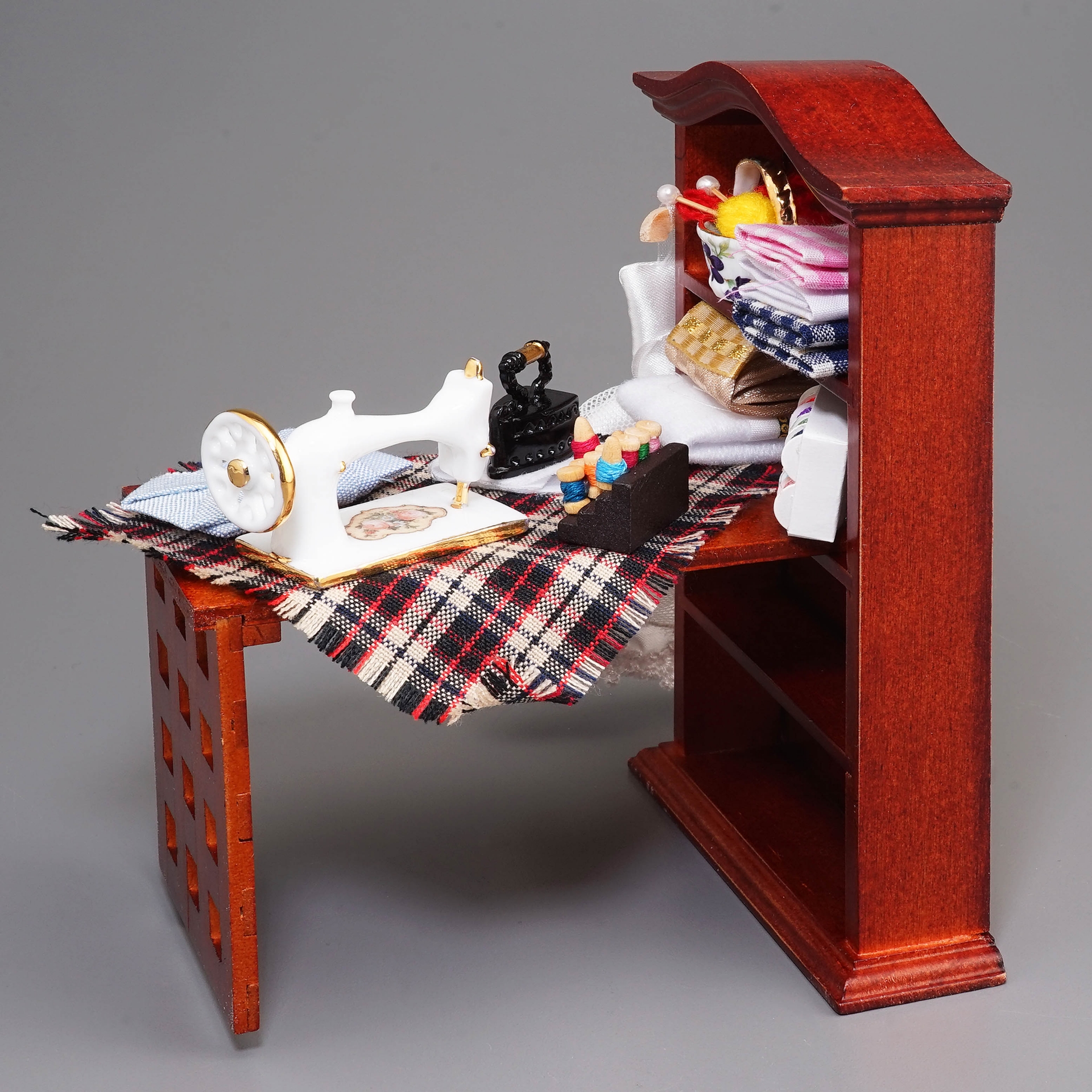 Onlineshop der Reutter Miniaturen GmbH.Sewing Closet