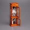 Bild von Esszimmer Vitrine aus Holz mit Porzellan, Pfeife und Spirituosen