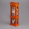 Bild von Esszimmer Vitrine aus Holz mit Porzellan, Pfeife und Spirituosen