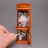 Bild von Esszimmer Vitrine aus Holz mit Porzellan, Pfeife und Spirituosen