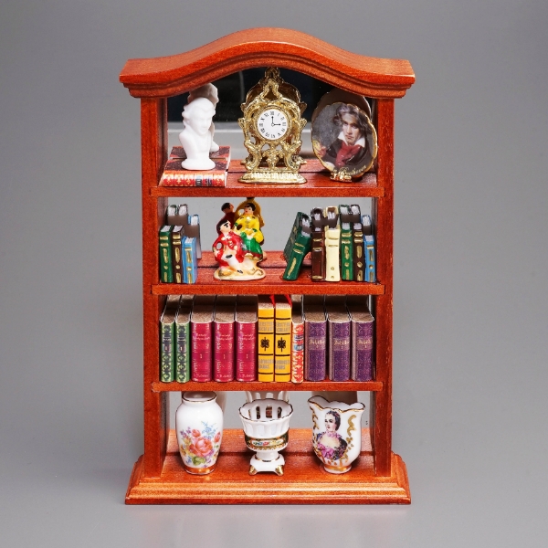 Bild von Bücherschrank aus Holz mit Büchern, Tischuhr und Porzellan 