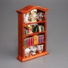 Bild von Bücherschrank aus Holz mit Büchern, Tischuhr und Porzellan 
