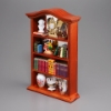 Bild von Bücherschrank aus Holz mit Büchern, Tischuhr und Porzellan 