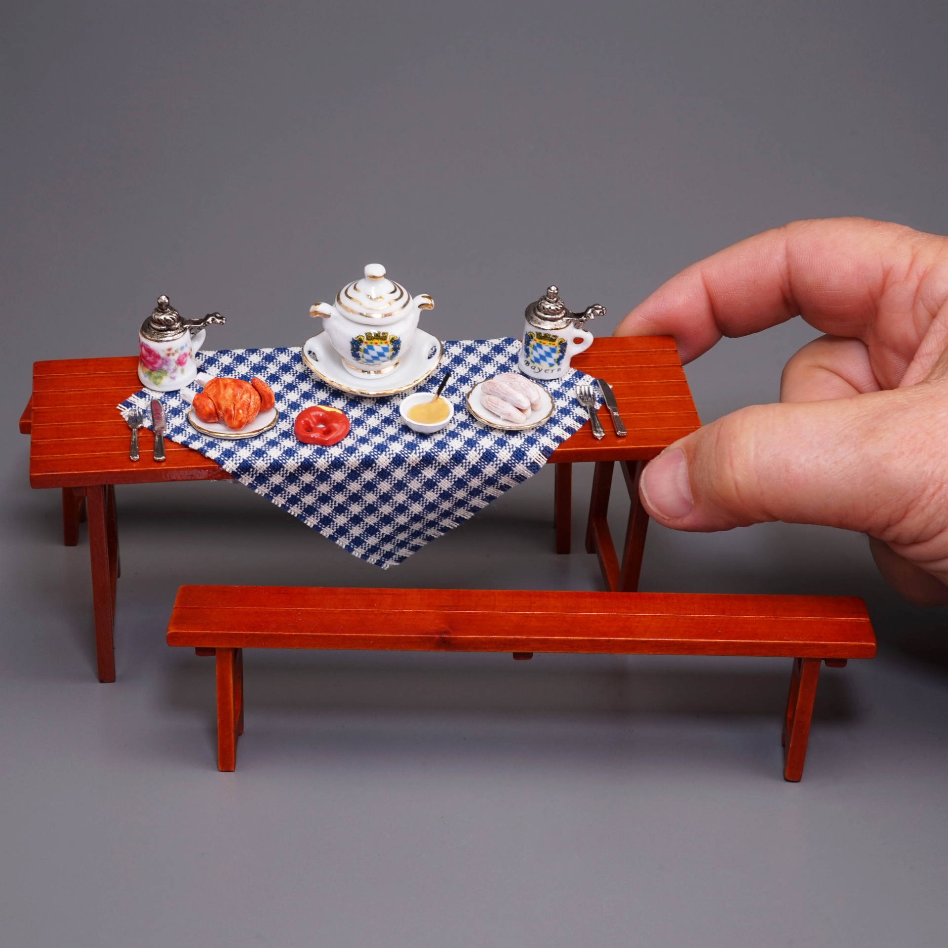 Onlineshop der Reutter Miniaturen GmbH.Ale-Bench decorated with White ...