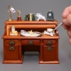 Bild von Schreibtisch dekoriert mit Lampe, Büchern und Uhr