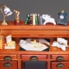 Bild von Schreibtisch dekoriert mit Lampe, Büchern und Uhr