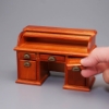 Bild von Schreibtisch aus Holz mit Schubladen 