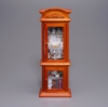 Bild von Esszimmer Vitrine aus Holz mit Porzellan, Pfeife und Spirituosen