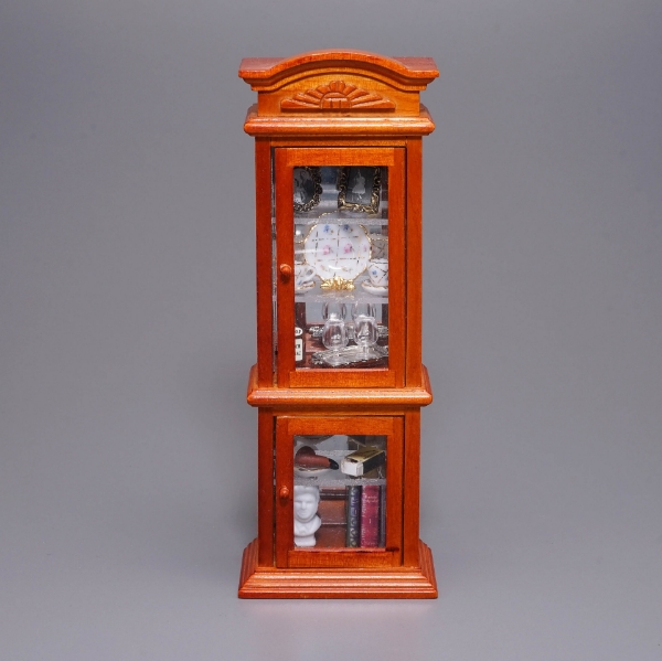 Bild von Esszimmer Vitrine aus Holz mit Porzellan, Pfeife und Spirituosen