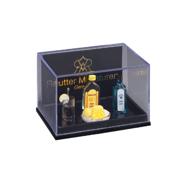 Bild von Gin Tonic Glas mit Zitronen und Gin Flaschen