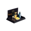 Bild von Gin Tonic Glas mit Zitronen und Gin Flaschen