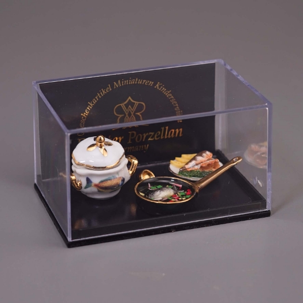 Picture of 3 fish dishes with porcelain pot