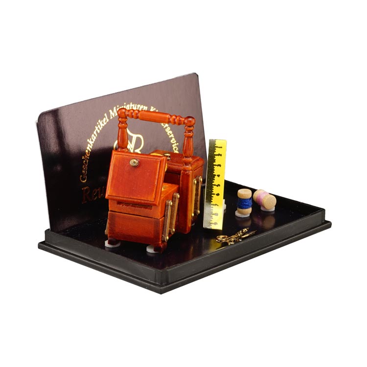 Onlineshop der Reutter Miniaturen GmbH.Sewing Box with Supplies