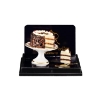 Bild von Schwarzwälder Kirschtorte auf Kuchenplatte mit Tortenheber